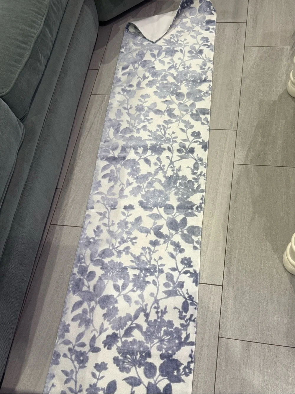 Runner velvet light blue with white background